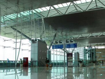 dịch-vụ-lau-kính-nhà-ga-sân-bay-tại-tphcm